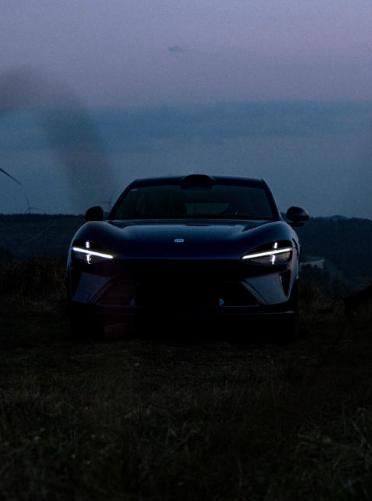 很多人都在吐槽小米汽车借鉴太明显了，但是不得不说，不管是白天还是夜晚，小米SU7