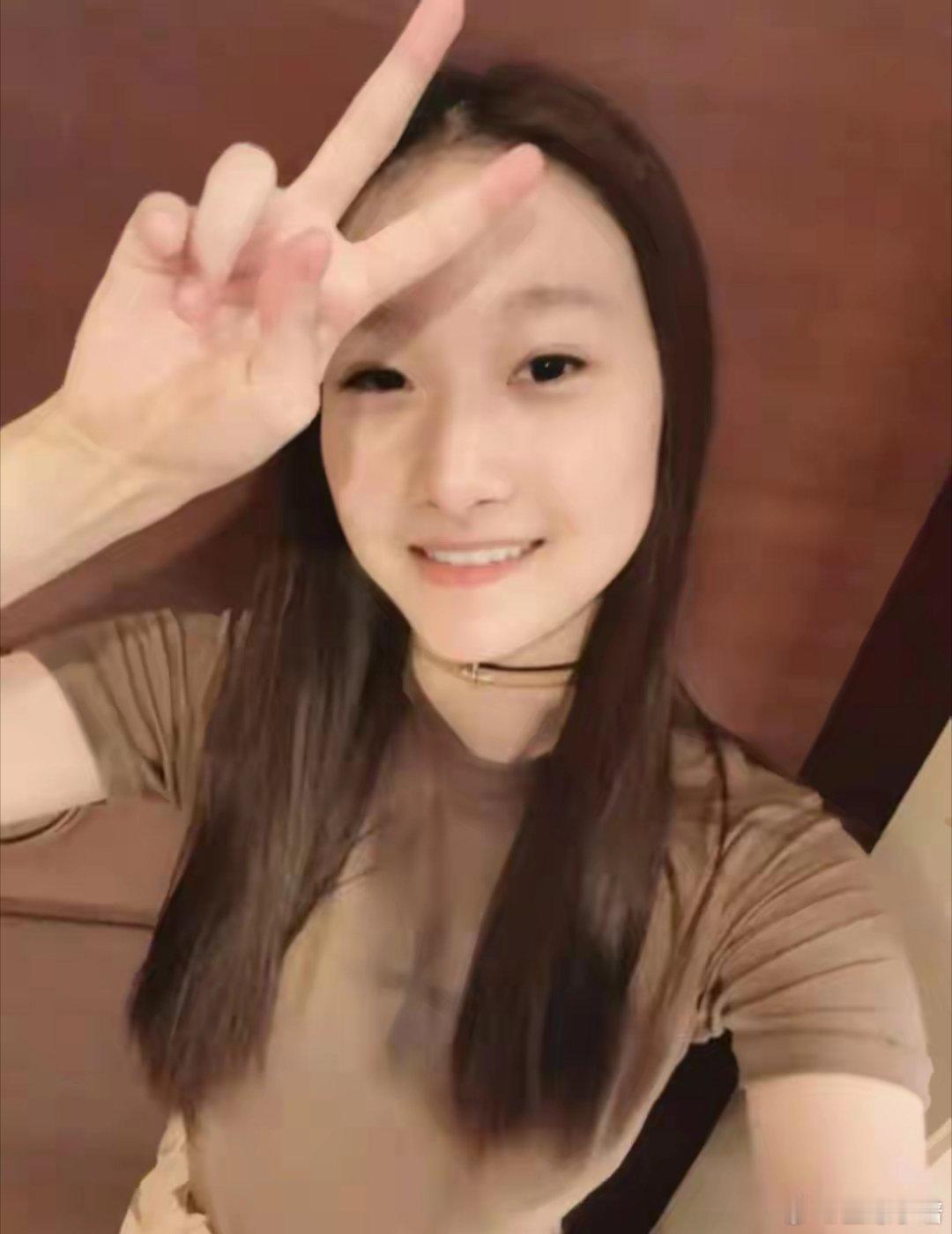 马伊琍大女儿晒美照，吃绿豆棒冰，素颜状态和妈妈年轻时一样漂亮 ​​​