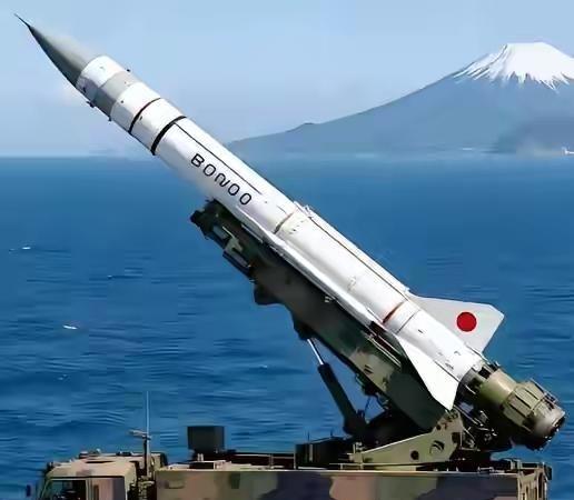 美国不拦，中俄拦不住日本拥核。

7月24日，日本防卫相小泉进次郎在记者会上被追