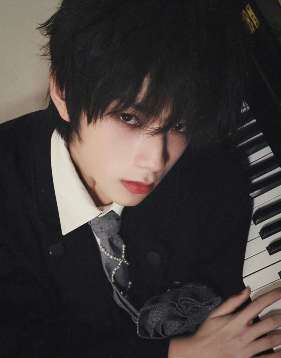 王橹杰手捧红玫瑰王橹杰发布一组手捧红玫瑰的视觉写真。白衬衫与红玫瑰的色彩碰撞，搭