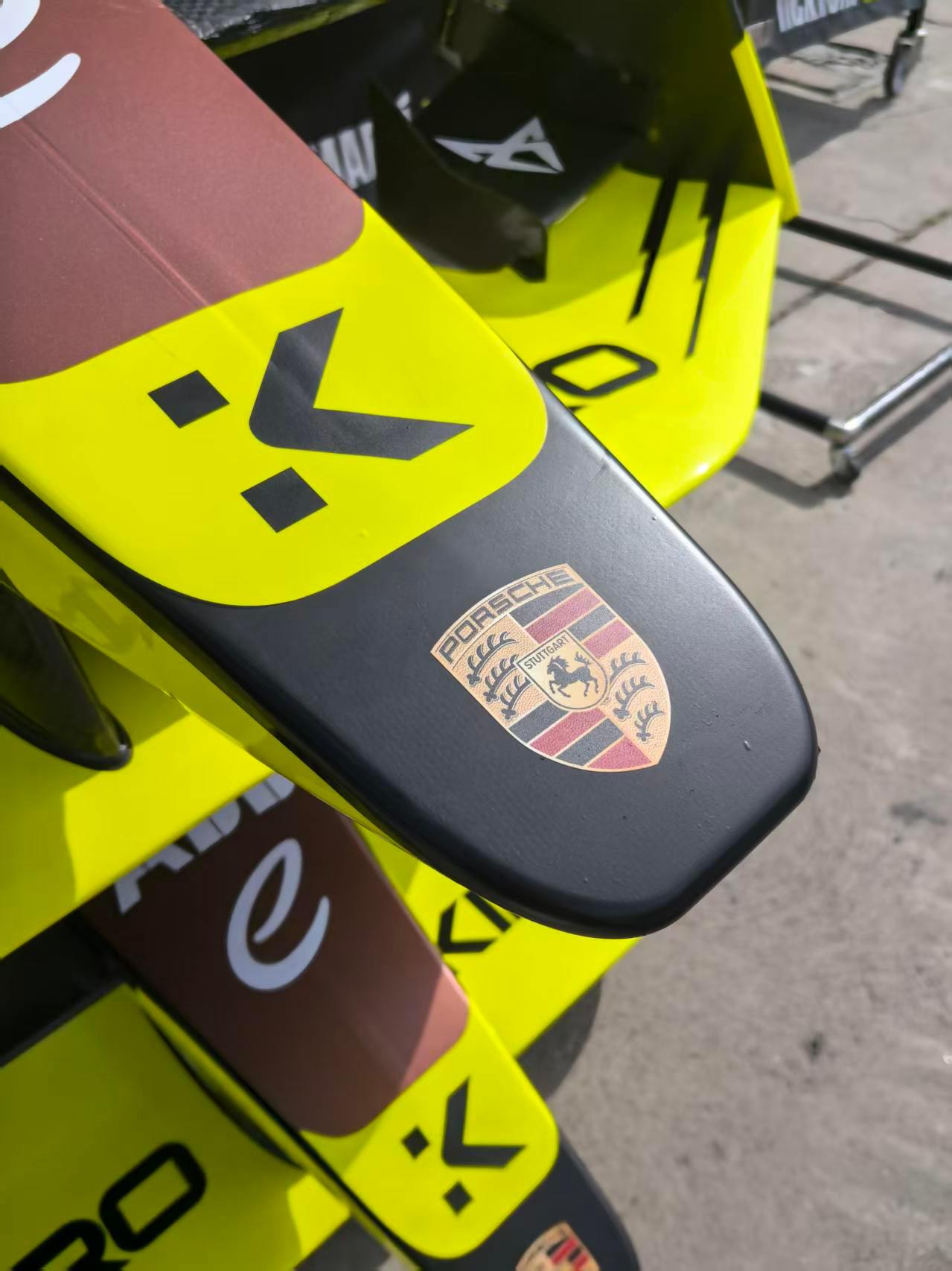 虽然保时捷场队遗憾没站上领奖台但是领奖台上的车手都开的是 Porsche 99X
