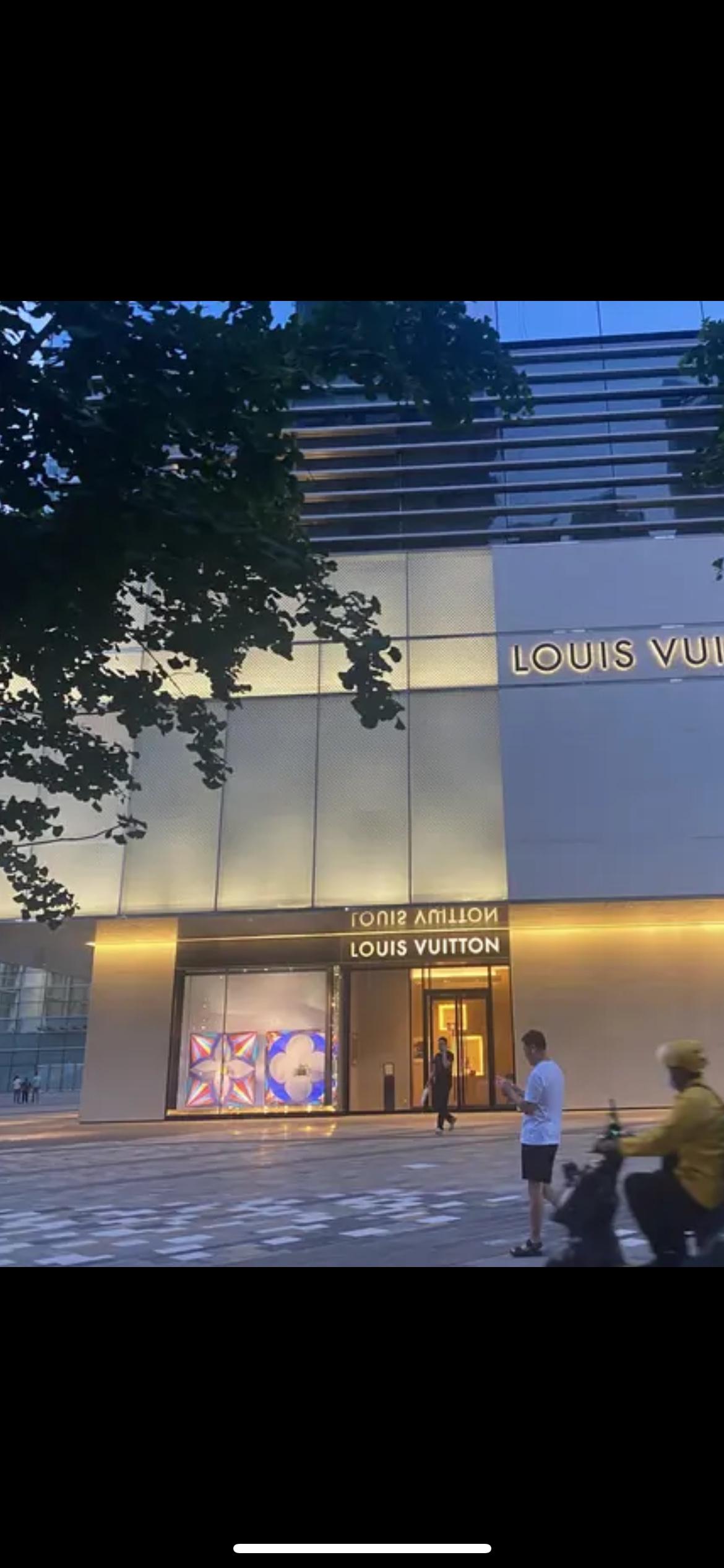 3月2日浙江杭州，女子称在杭州一商场的LV店购买2万多的LV羽绒服穿3小时领口掉