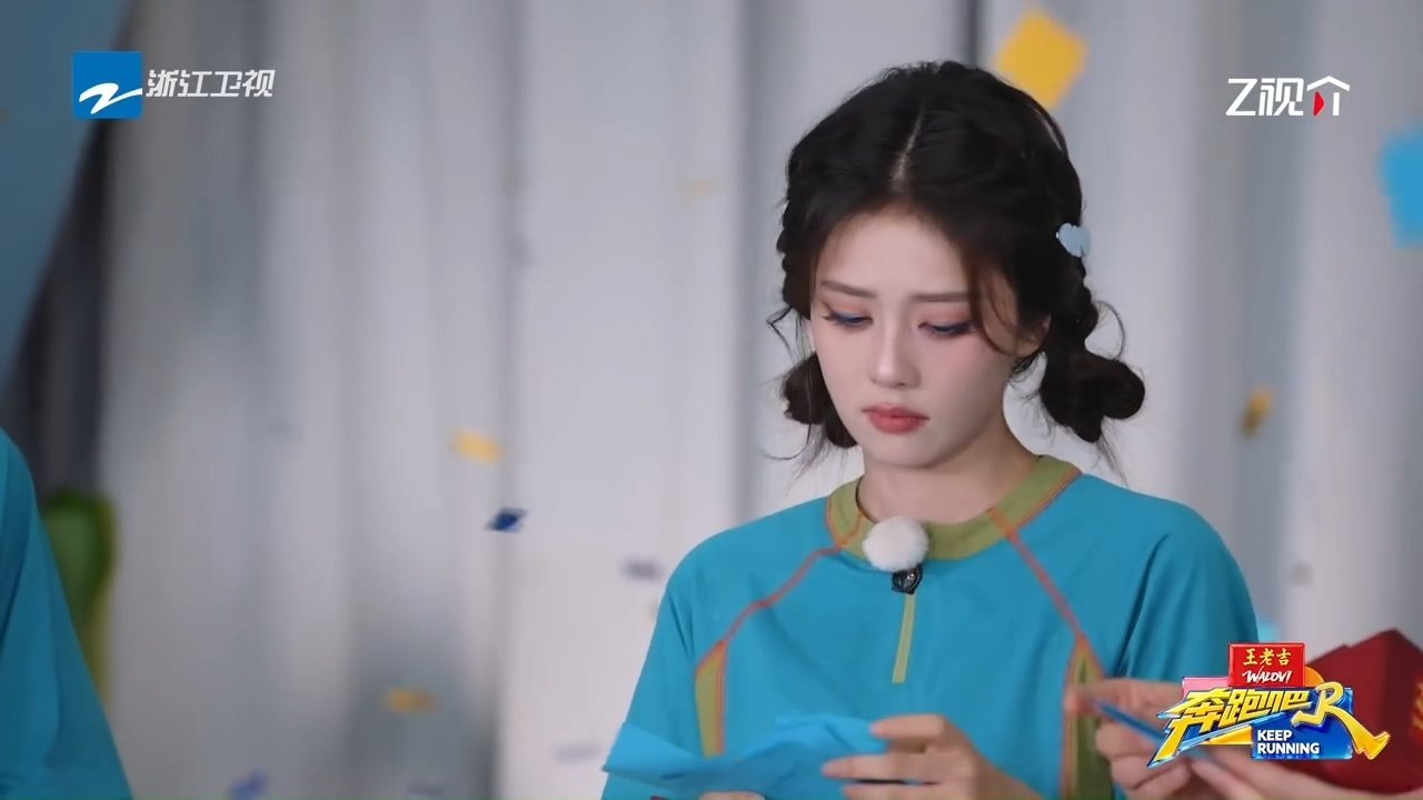 白鹿背过身哭奔跑吧谁都会为离别心生伤感，面对收官时刻白鹿真情流露，害怕镜头拍到自