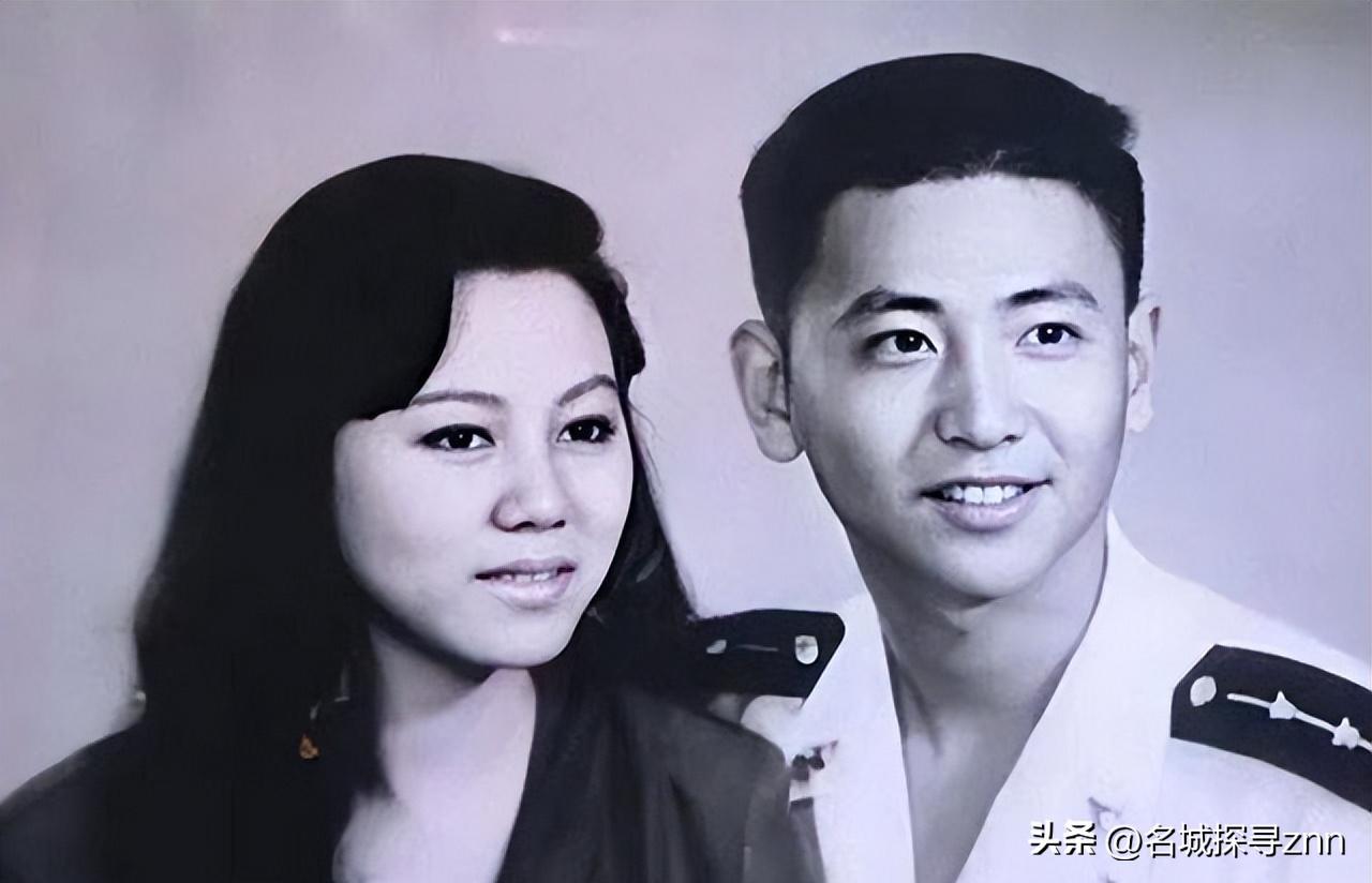 2003年，王伟烈士妻子阮国琴在丈夫铜像前久久不愿起身，泪流满面，至今未改嫁，后
