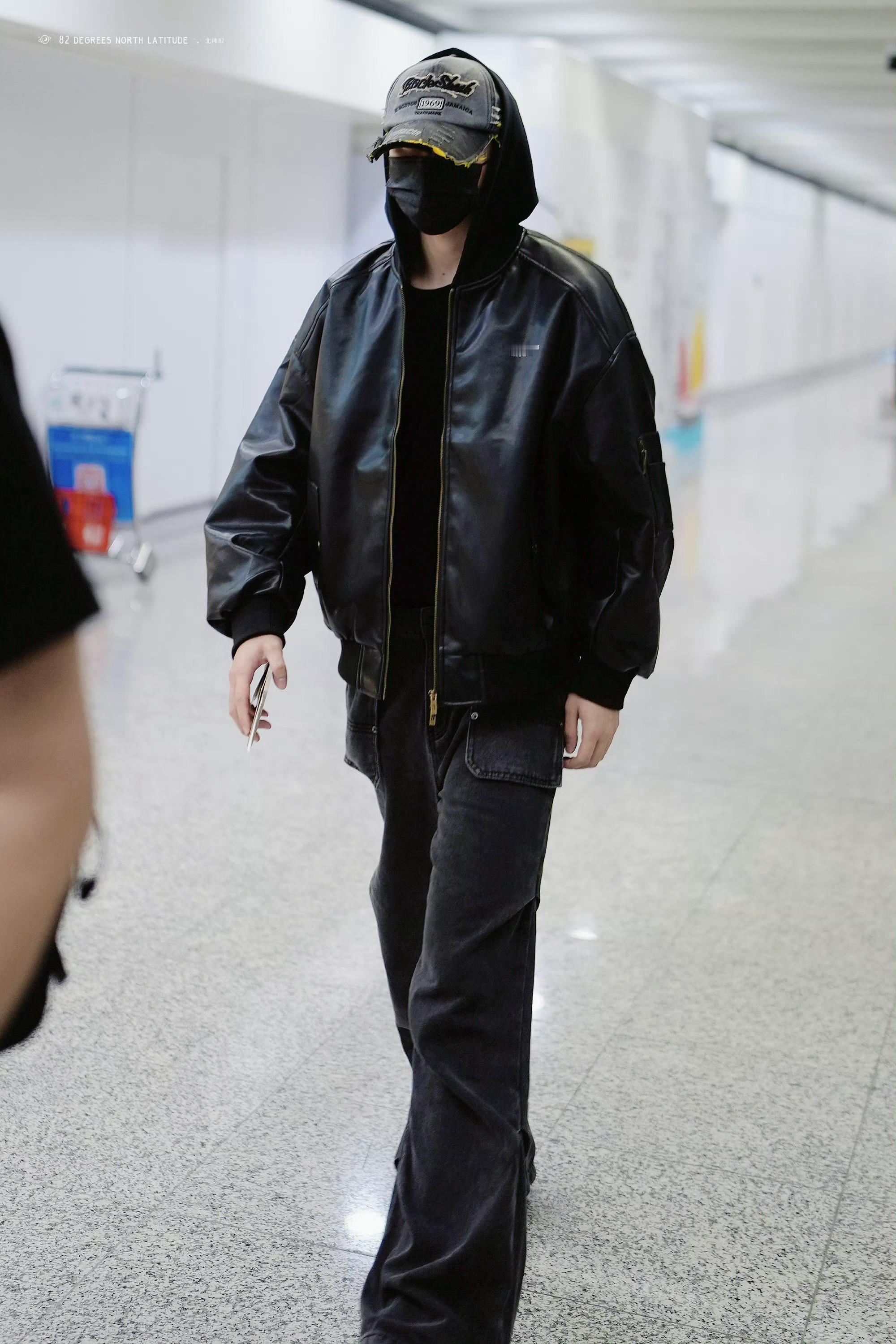 蔡徐坤 × 机场出发🛫洛杉矶机场路透，身穿BONELESS皮夹克搭配牛仔裤，利