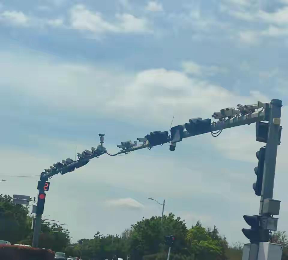 就问这么多摄像头你还敢违章开车么？
我一同学在交警队，他说他们单位在省道一个下坡