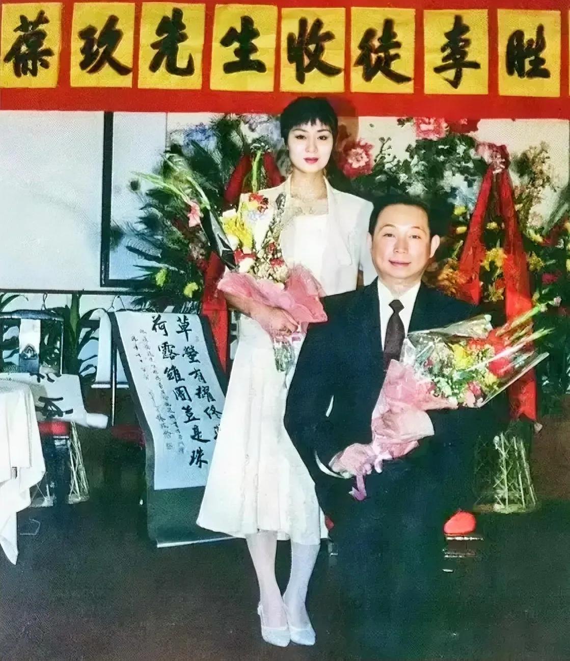 1995年，梅葆玖和李胜素，一张罕见的留影，从照片中我们可以看到，李胜素穿着一件