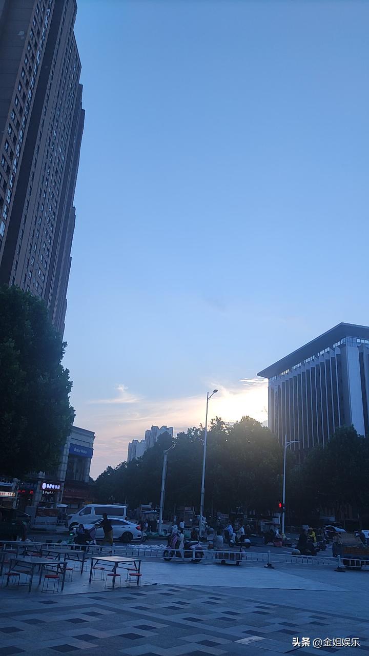 可以分享一张你拍的天空美照吗清晨立于阳台，楼宇之间，碧空澄澈，白云悠然，晴空万里