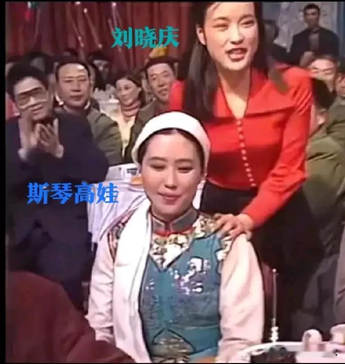 1983年央视春节联欢晚会的主持人穿着红外衣，留着长发，很喜庆！她就是如今赫赫有