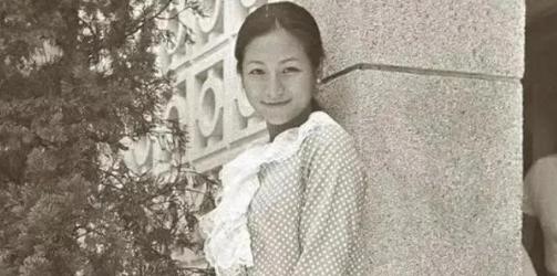 1971年，离了婚的亦舒，插足闺蜜郑佩佩和男友岳华间，郑佩佩一气之下去美国，嫁给