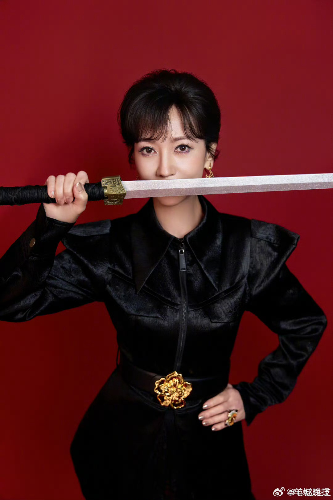 #赵雅芝武侠风九宫格#【#赵雅芝美人如玉剑如虹#】4月6日，晒出红黑武侠主题写真
