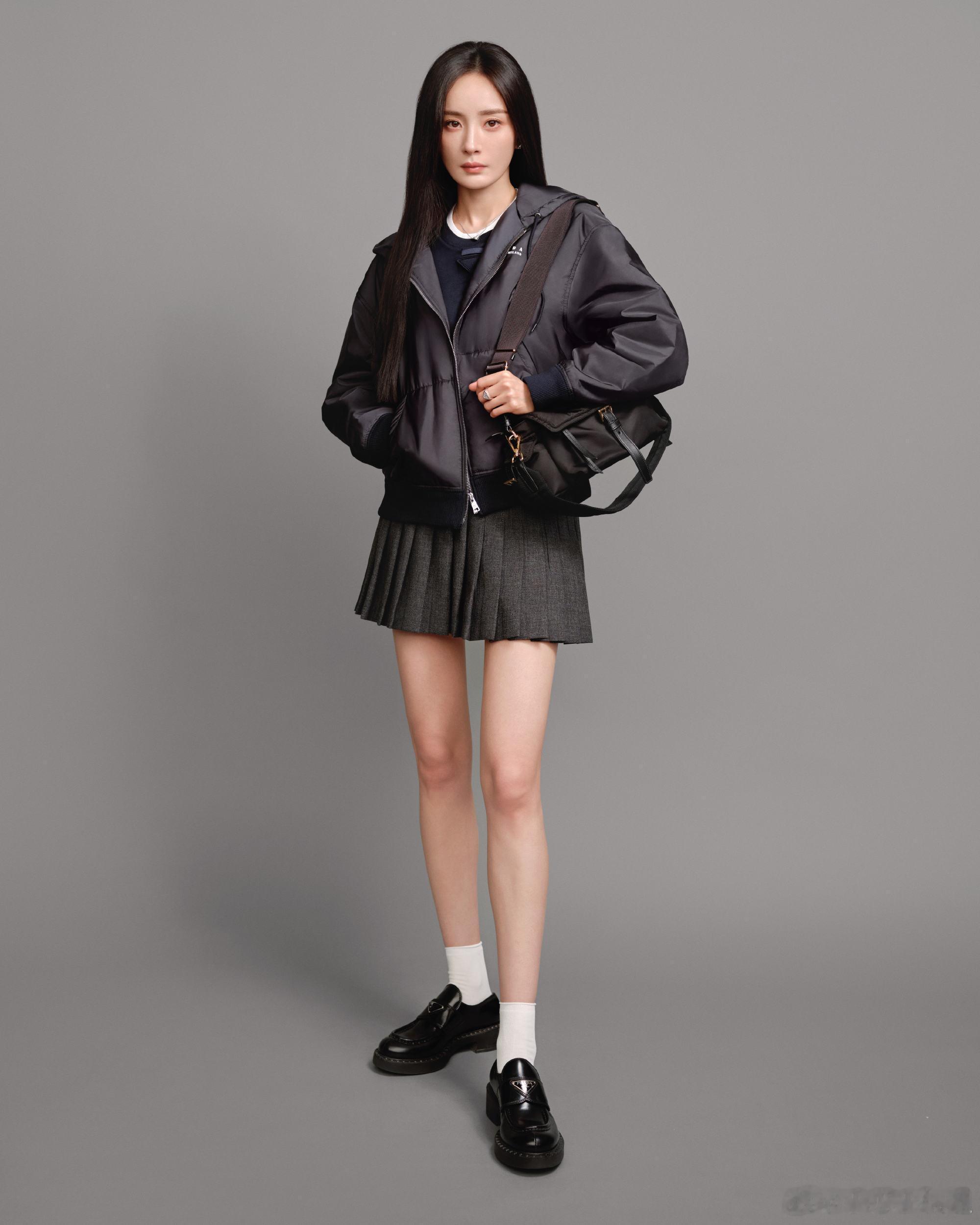 杨幂官宣Prada代言人恭喜杨幂出任prada代言人超牛！ 