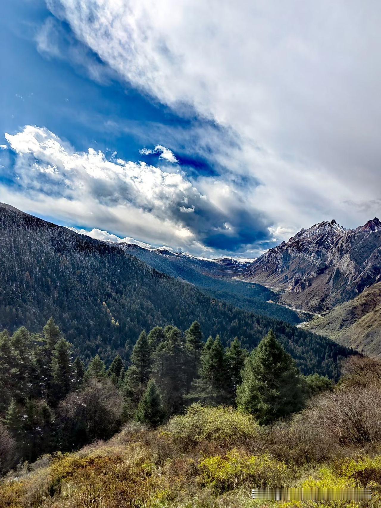 分享一张你在旅行时光的照片云卷云舒间，藏着天空最自由的呼吸，也映照着心底最开阔的