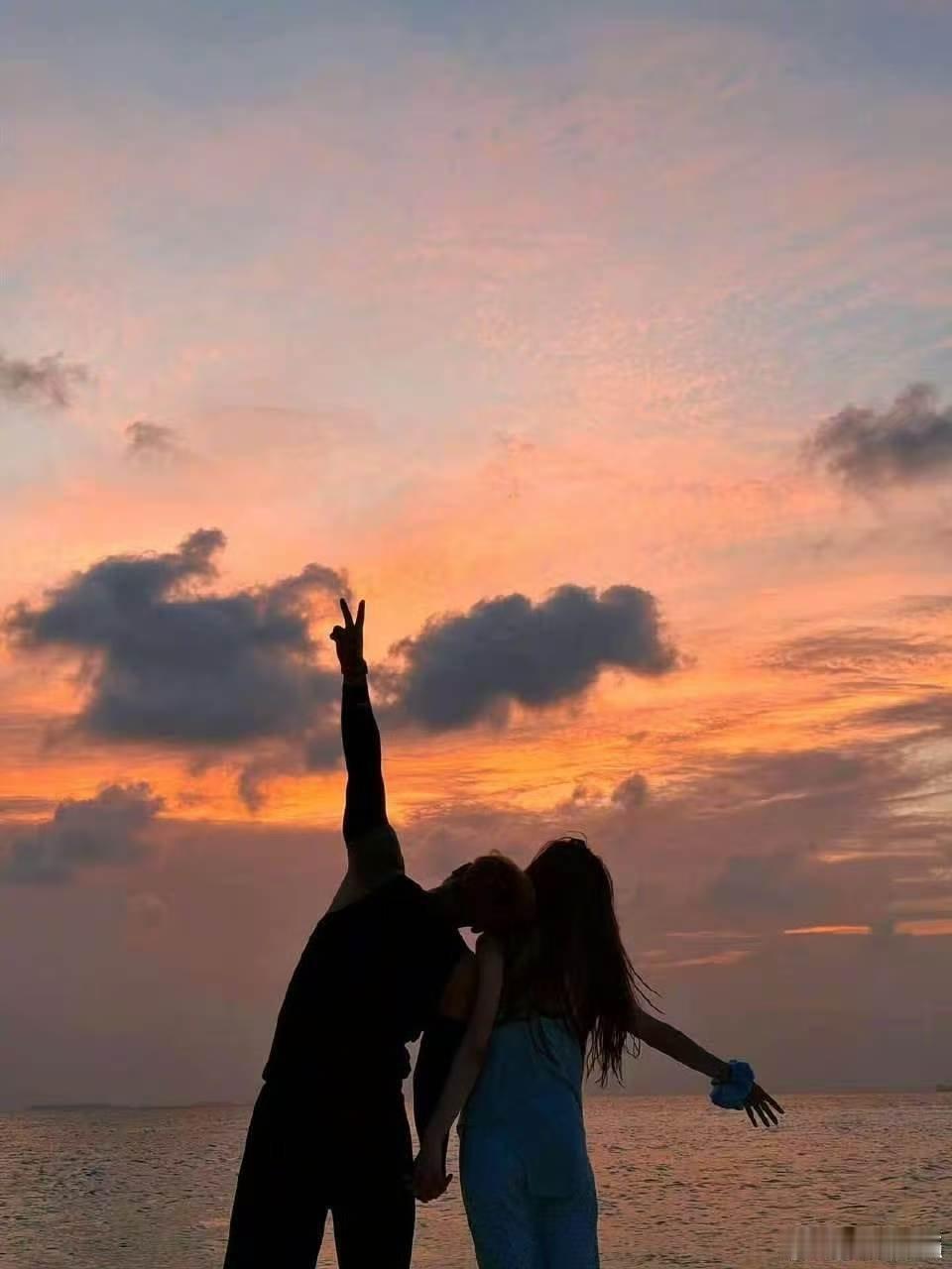 黄子韬徐艺洋ins更新黄子韬徐艺洋日落背影黄子韬徐艺洋日落背影，不错不错， 