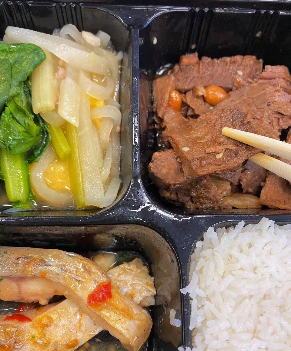 黄金 周初事务比较多 ，顾不上行情，现到午饭时间，暂时先吃饭 ，其他稍后再来更新