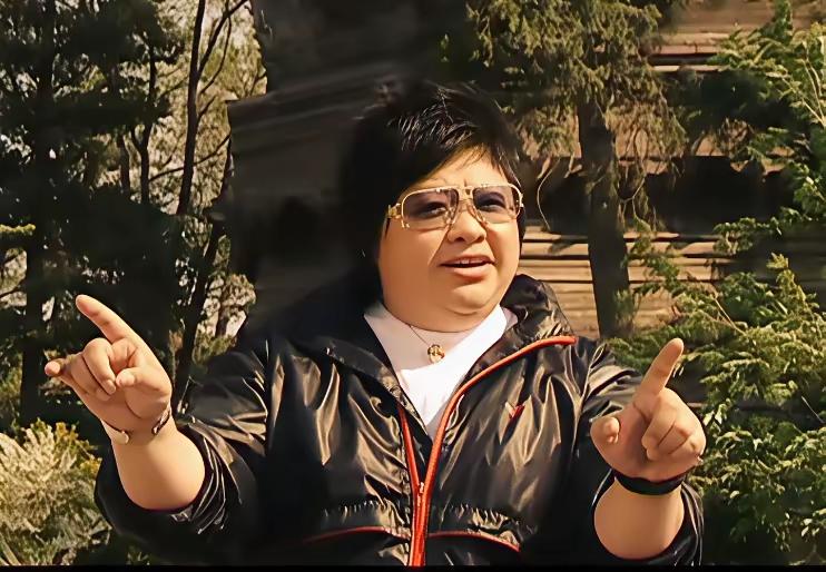 人家戴个名贵首饰怎么了？哪个女人不爱美？
韩红在舞台上唱了多少年的歌？难道买不起