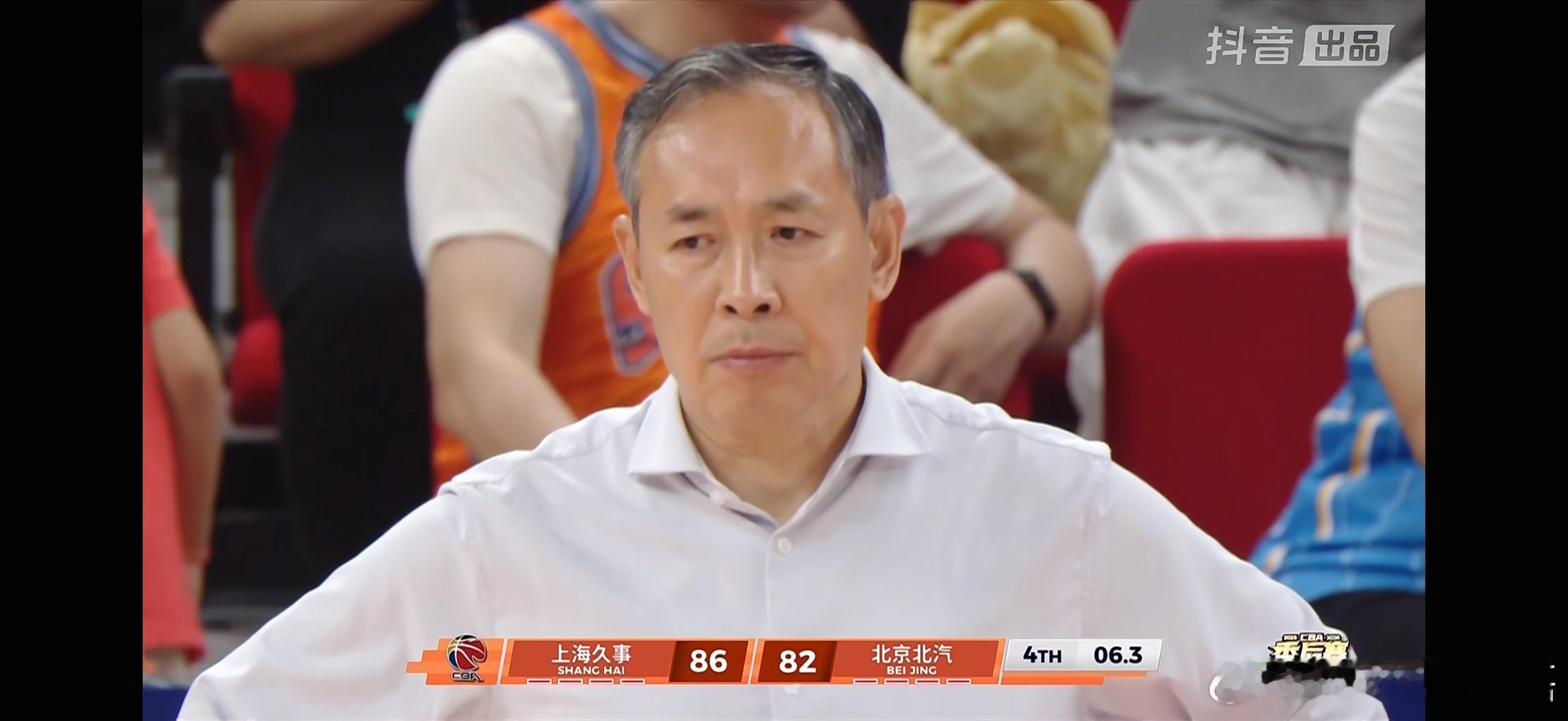 周琦今天已经拼尽全力了，确实没人给他传球，最后只能靠自己在内线硬凿了，但这是最消