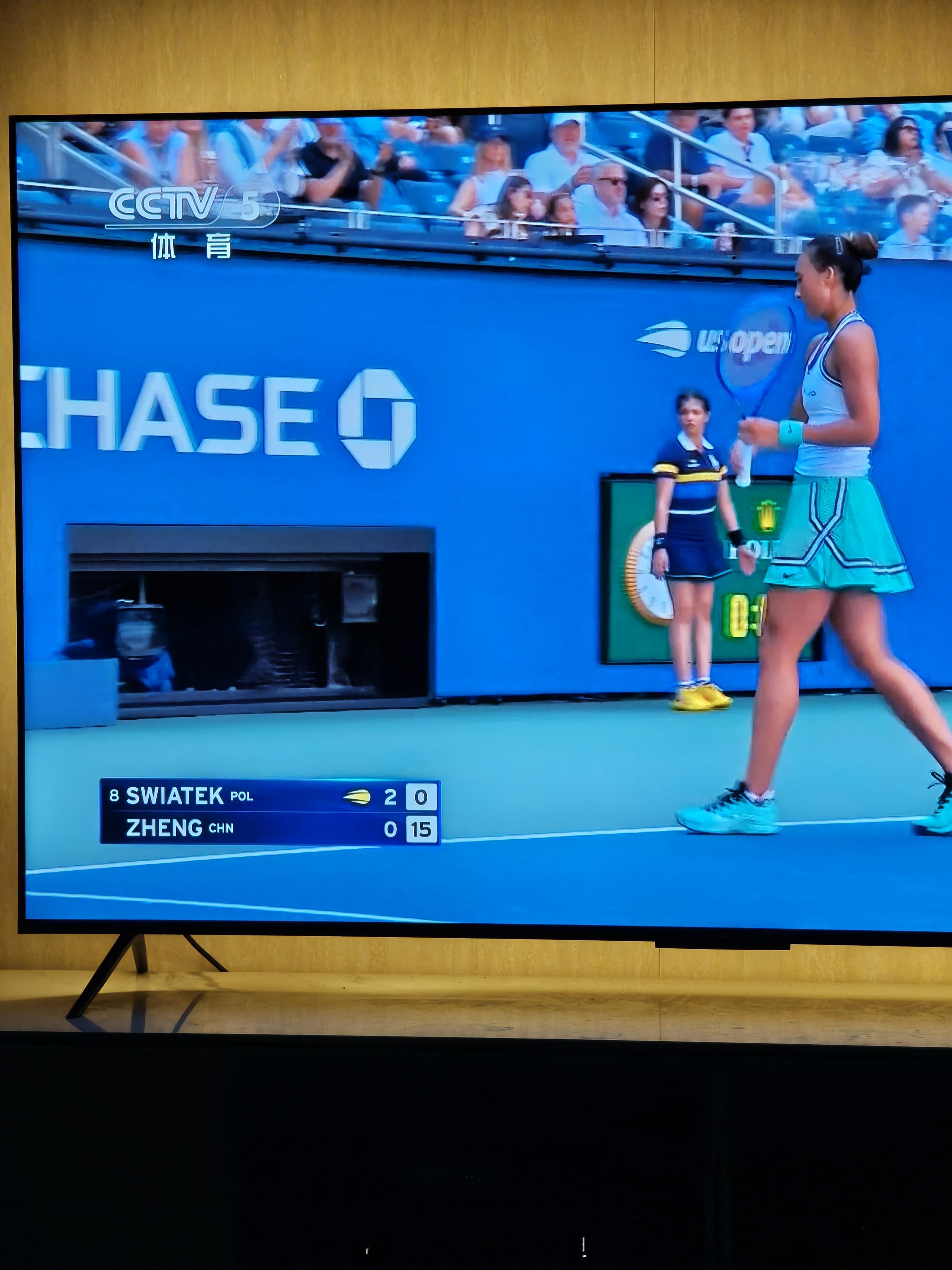 🎾今晚对手更强，上来小丢两局！加油加油！[努力][努力][努力]郑钦文美网 ​