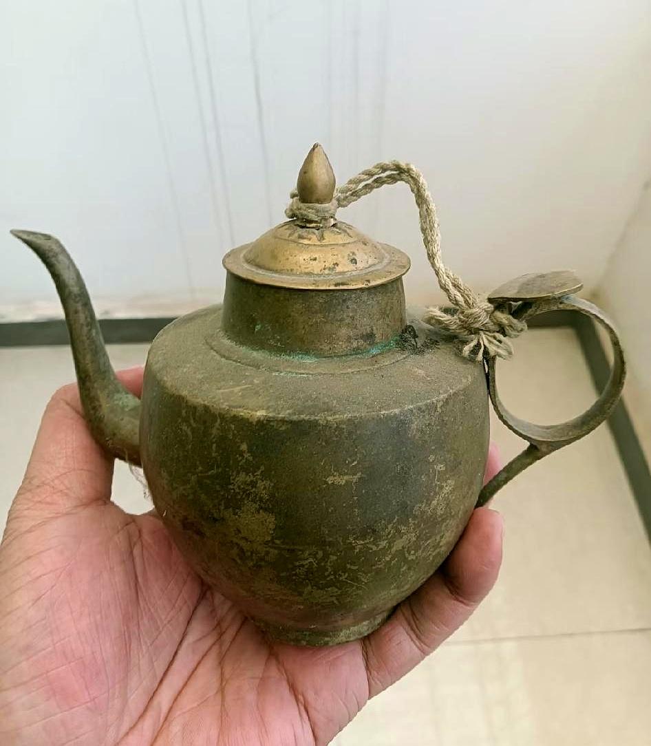 茶几边随手一撂的铜茶壶, 昨天被老表端详半天, 来一句“起码三万”, 屋里一下子