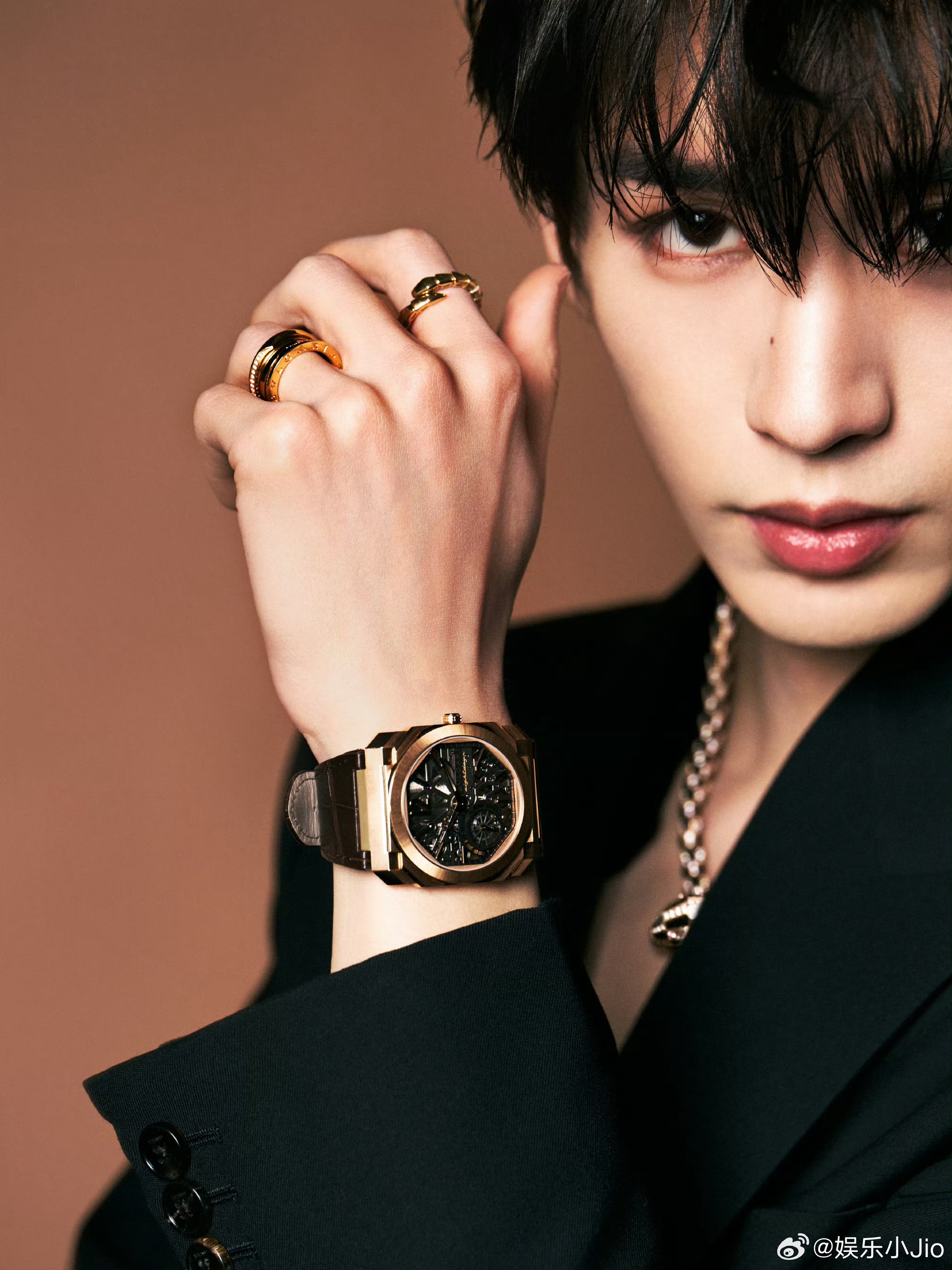 张凌赫微博之夜内场和红毯两套造型，内场皮衣酷哥红毯是阴暗潮男微博之夜