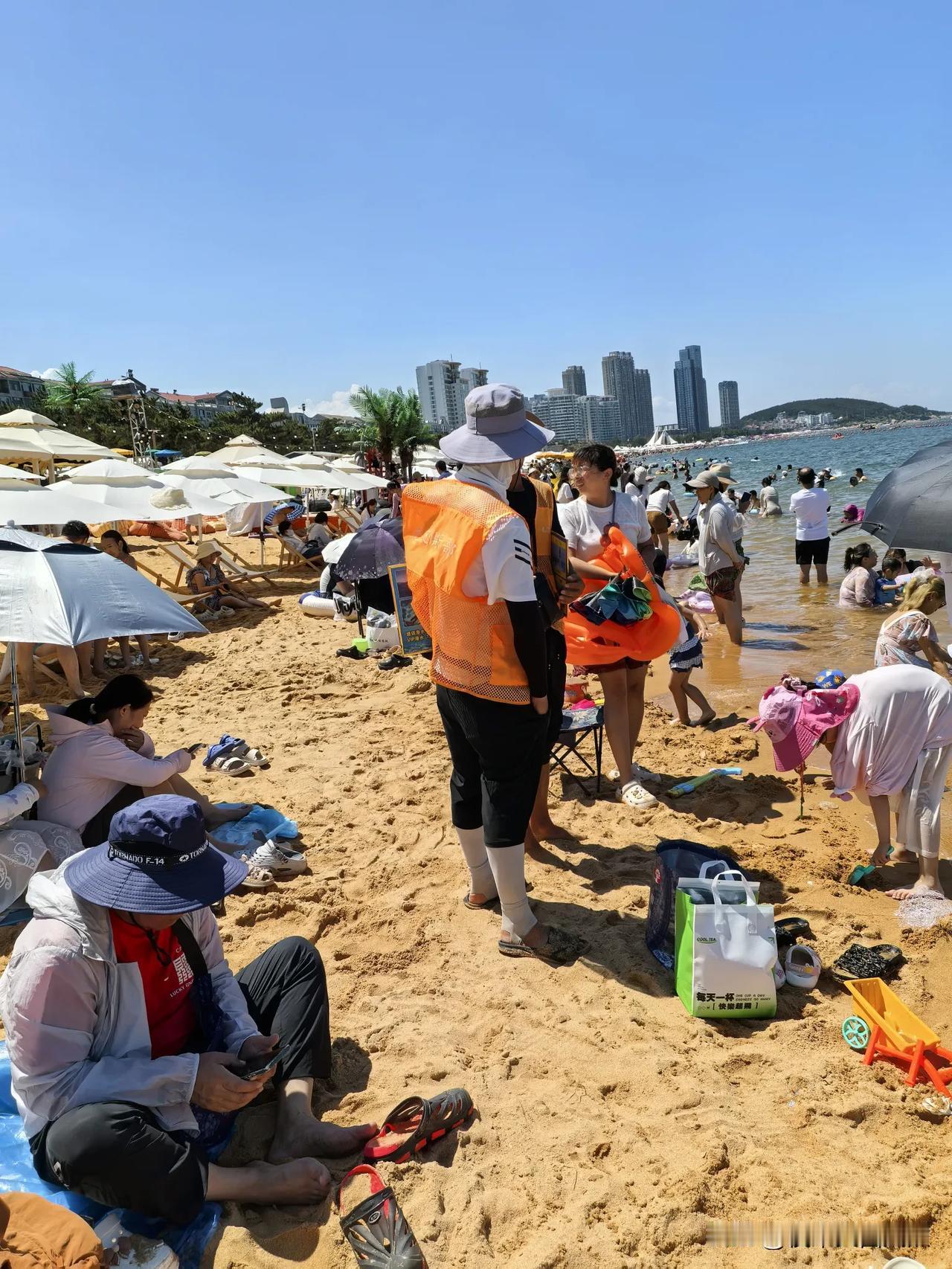 威海的海滩，再也不想来了。
海滩上揽客的比游客都多，游泳圈35元起步，自带游泳圈