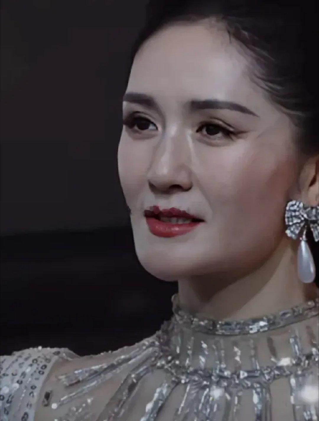 总感觉谢娜和何炅都不会老一样，没想到现在来看早已物是人非。曾经的谢娜一副没心没肺