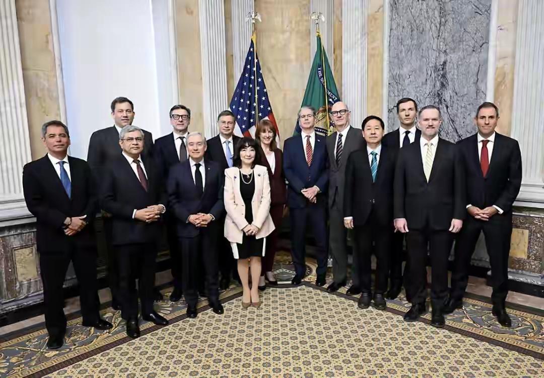 看看这张集体照，各揣心腹事，皮笑肉不笑！昨天，美国财长贝森特主持会议，G7及欧盟