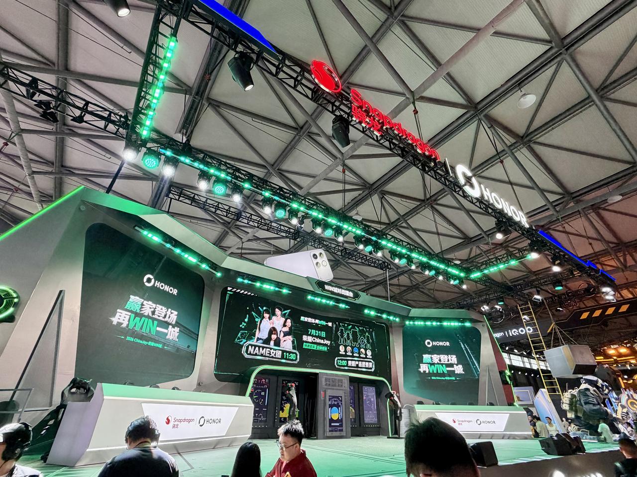 今年ChinaJoy荣耀展台看点还挺多，随处可见的荣耀WIN，这台机器确实不错，