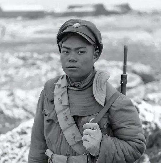 1948年3月，国民党整90师中将师长正在怒骂小电话兵，甚至开了两枪恫吓。小电话