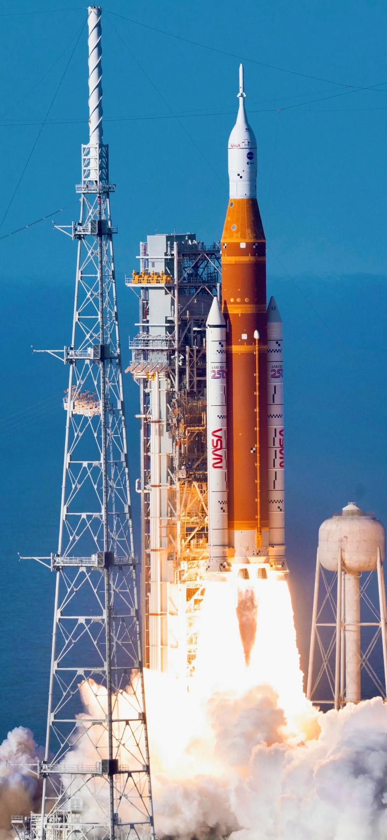 阿尔忒弥斯二号返回地球，宇航员安全出舱