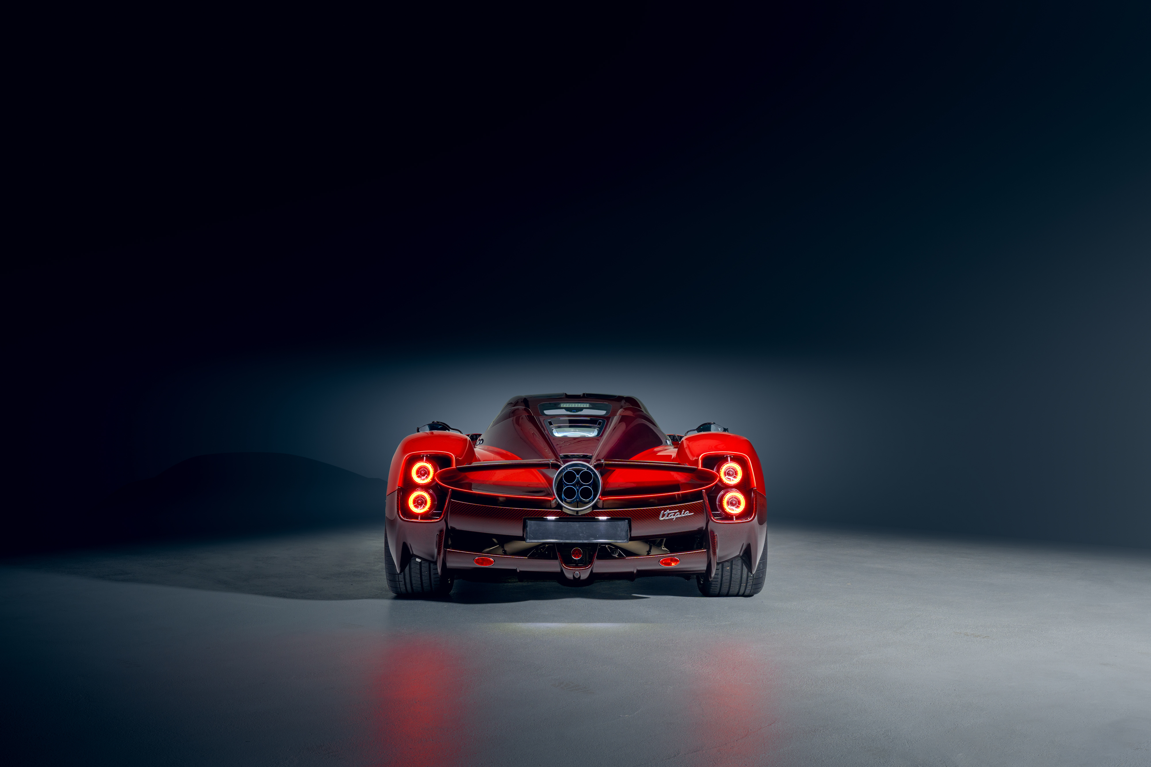 Pagani Utopia搭载 6.0L  AMG V12 发动机864 马力，