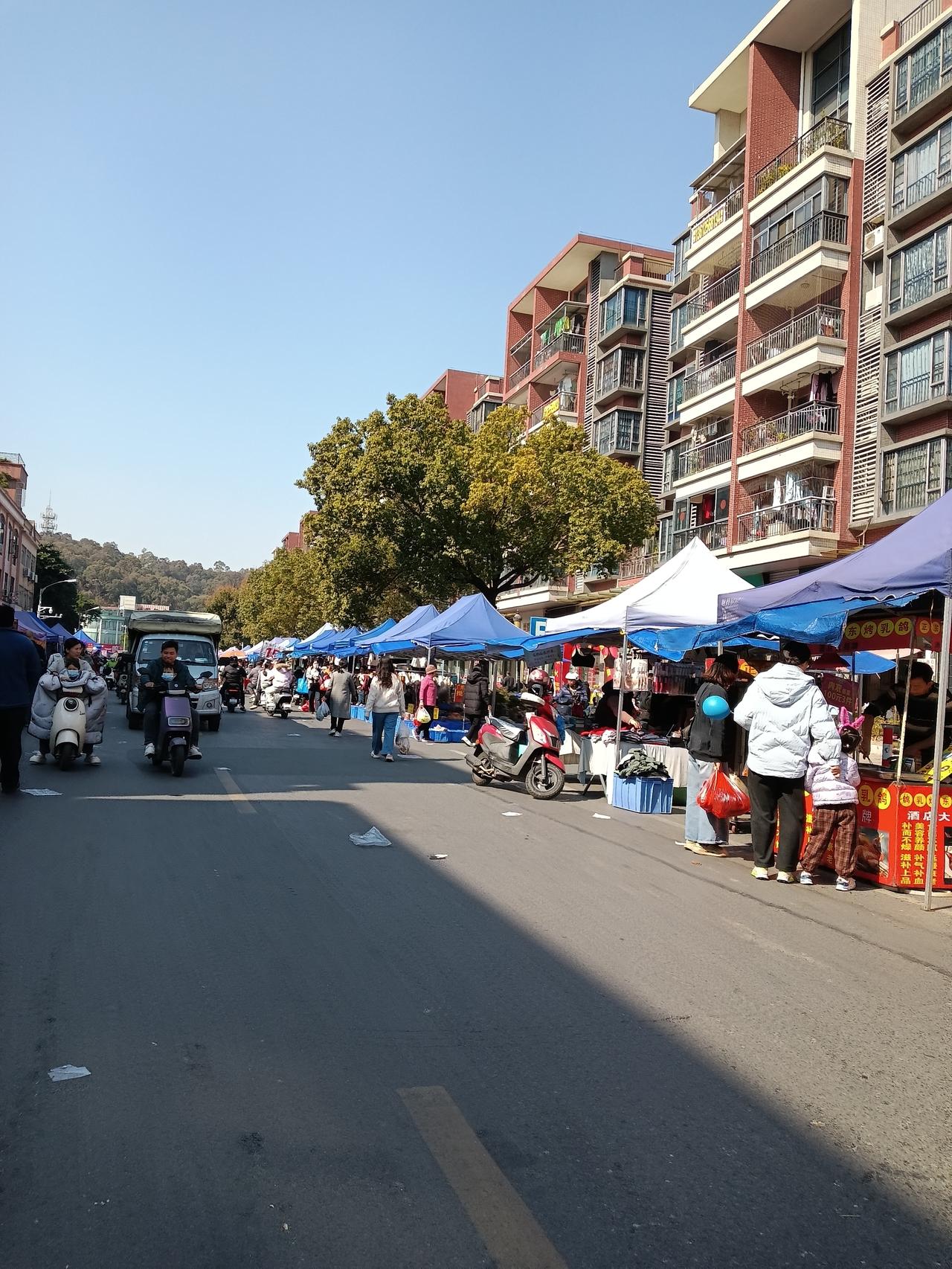 今天赶集人真多
今天天气也好
出来透透气
买点东西