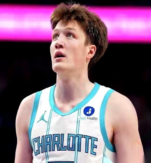 我跟你讲，现在看东部这排名，真是一天一个样，心脏不好都受不了。
前两天还觉得76