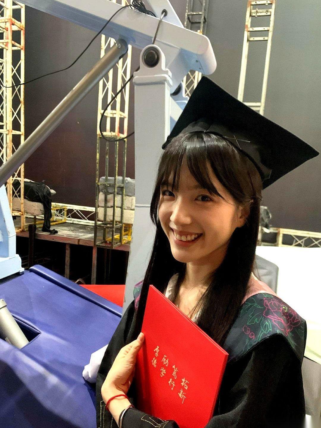 一个读金融的广东妹子，成了18亿票房的女一号。
就因为寒假回潮汕老家，发了个短视