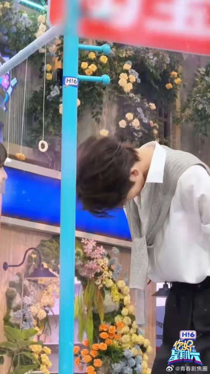 张凌赫手戳田曦薇梨涡你好星期六谁被张凌赫手戳田曦薇梨涡戳中了心巴，温柔又宠溺 