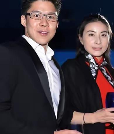 2000年，霍启刚第一次带女友回家，朱玲玲只看了一眼，便说：“你们不合适，分了吧