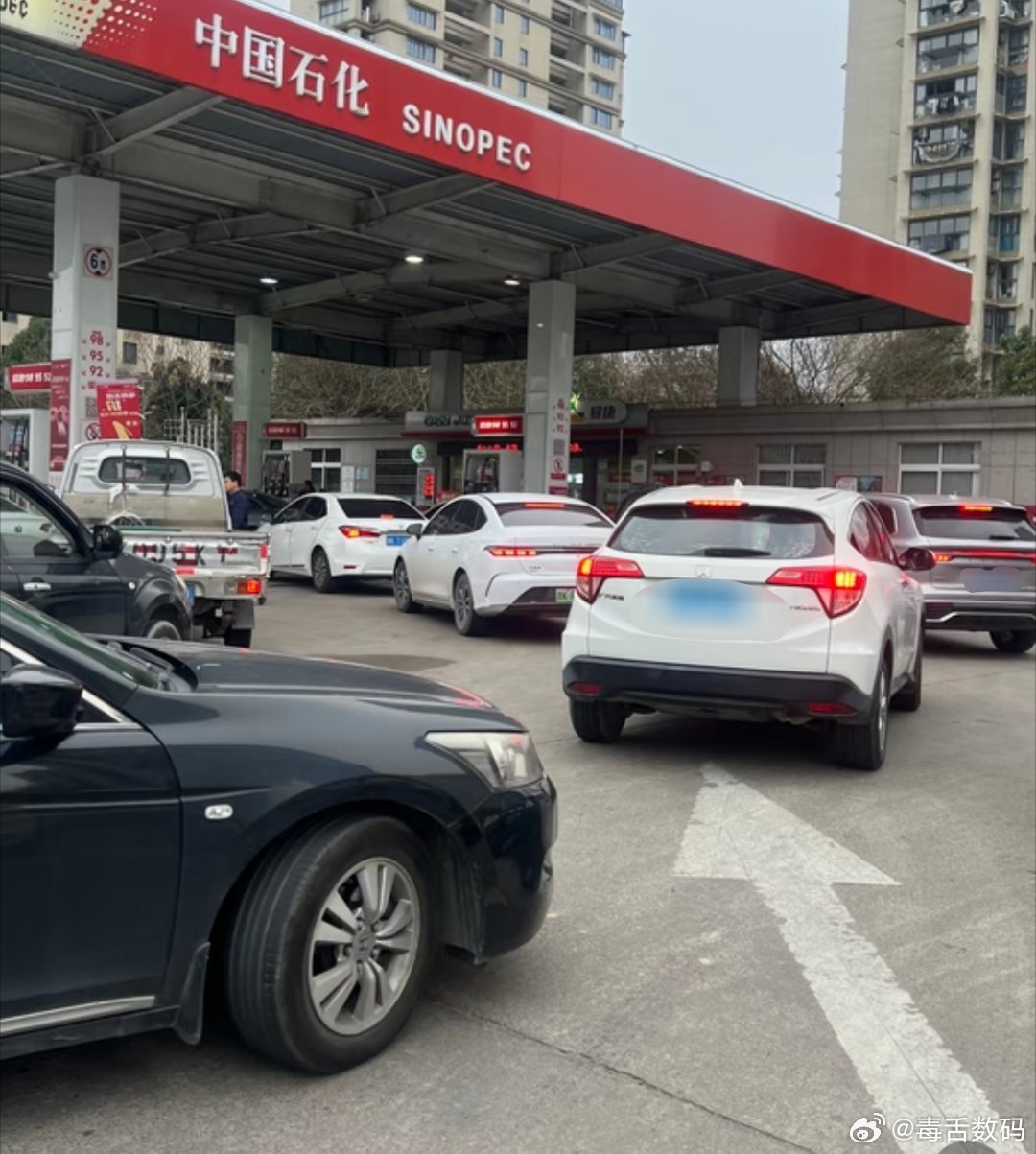 油价明天涨价，今天好多人都去加油了吧