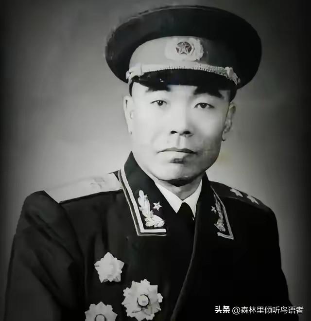 开国中将曾泽生买菜，小贩问当过兵没，他蹲在菜摊前低头挑菜说当过步兵，小贩笑出了驴