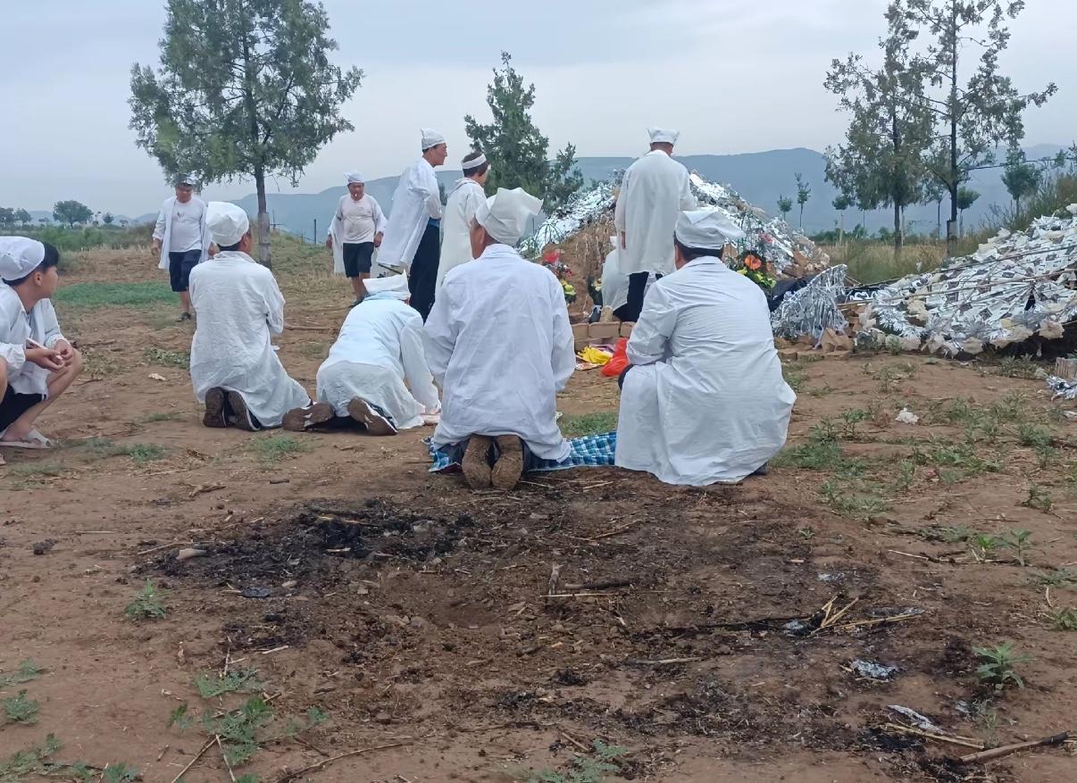 一觉醒来，

殡葬行业要变天了！

新规一落地，瞬间掀起全民讨论热潮！

政府这