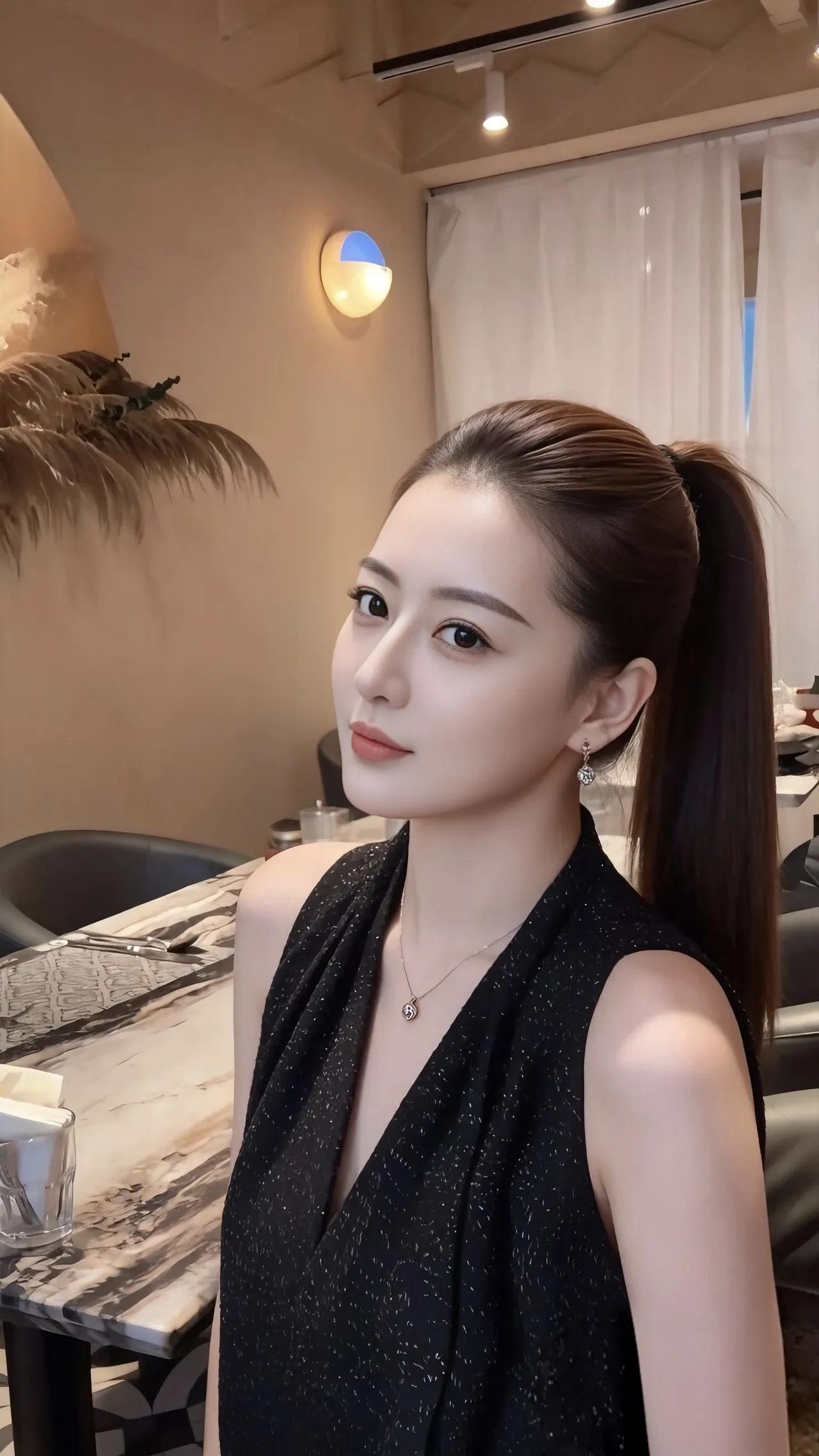 一个漂亮女生在餐厅里拍照，五官好精致，清纯靓丽优雅！