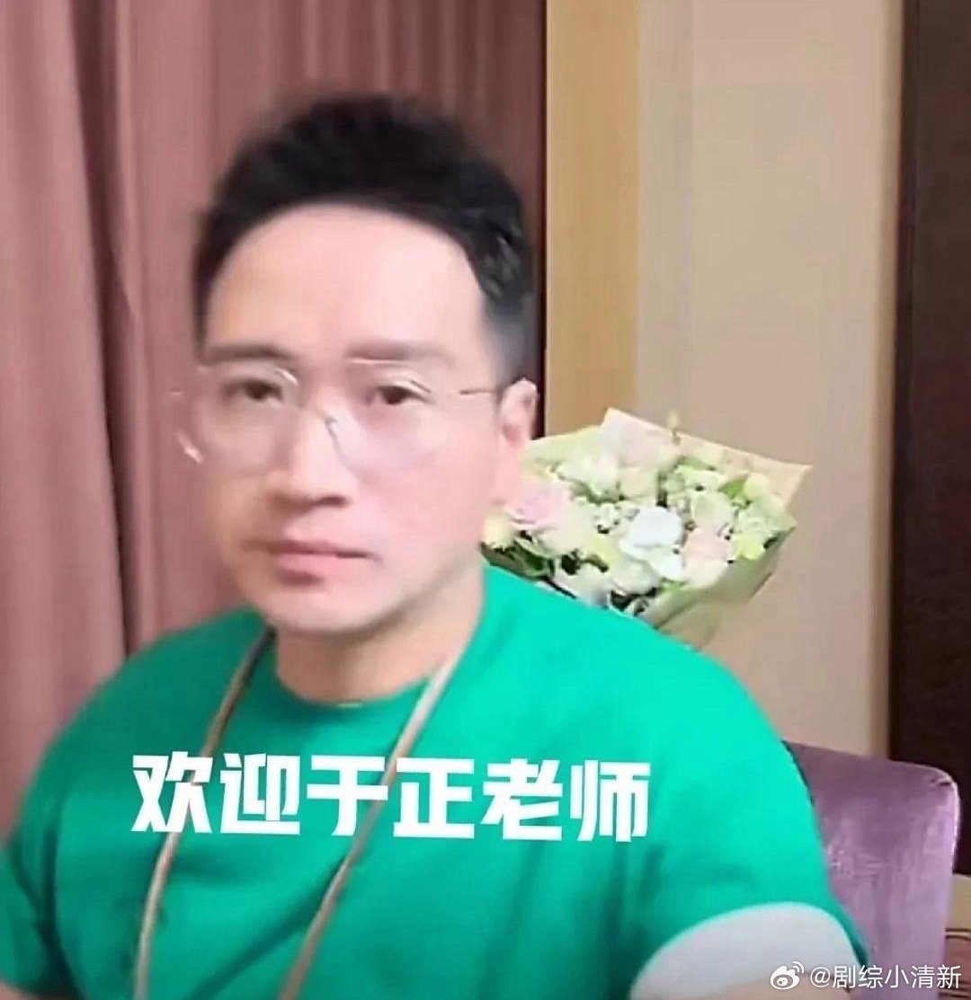 何晟铭直播时有网友说于正进直播间了，以为气氛会尴尬，没想到何晟铭说：“欢迎于正老