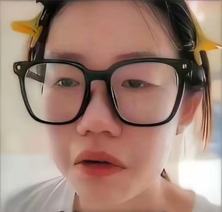 仔细看熊某面相，应该是个不好惹的人，还有人怀疑她大概率有疑似癔症病。

这样的人