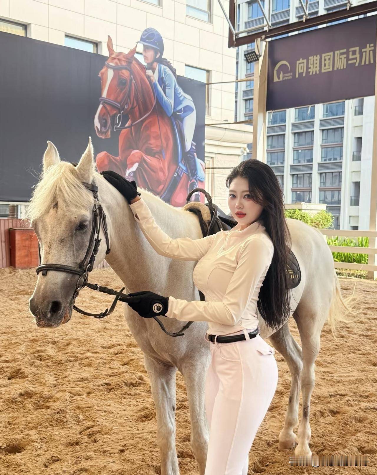 来自河北的莲子欣获得冠军之后迅速走红。随之，就有很多热心网友去扒她的私生活。
