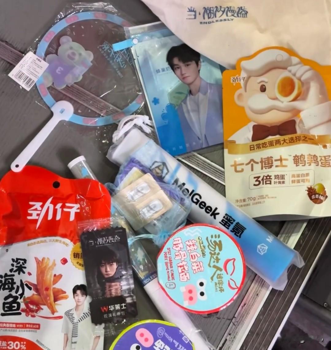 王俊凯贴心伴手礼


王俊凯演唱会给粉丝准备伴手礼，给粉丝备了一些小零食吃的，看