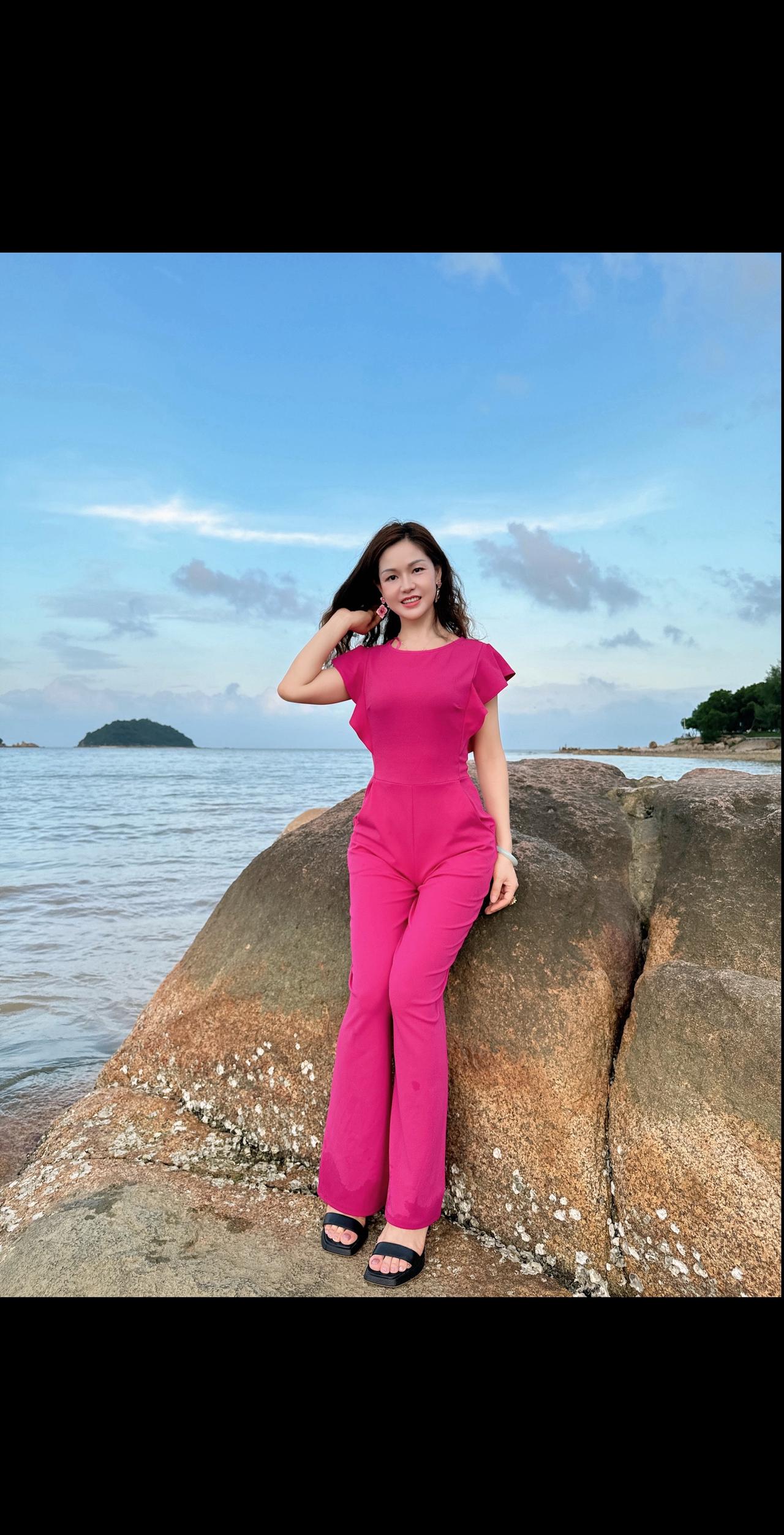 生活最好的状态，是忙里有闲，闲里有光。海边度假穿搭 女人味