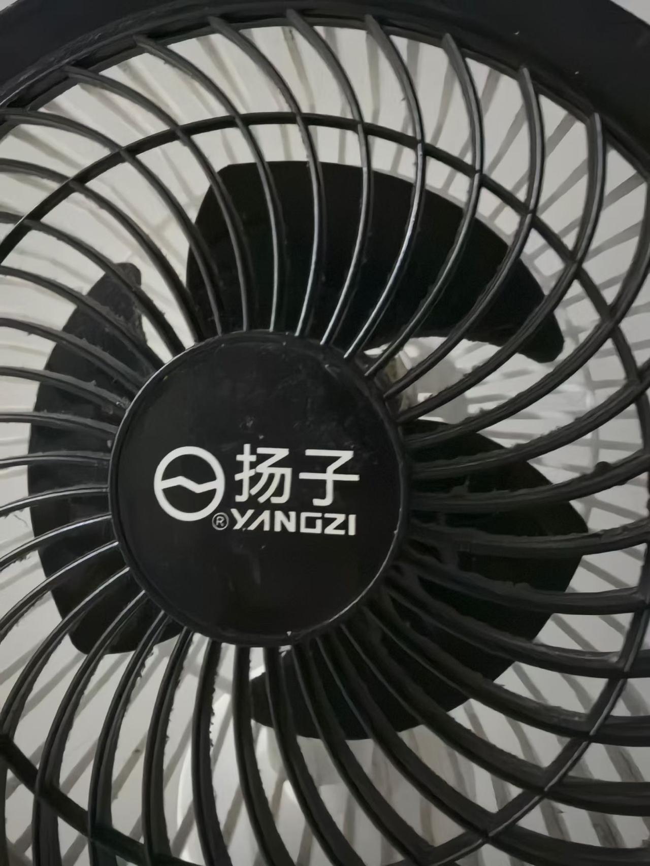 陪伴了哈哈两年多的电风扇“扬子”要退休了，徐老师说要把扬子扔掉，哈哈不肯。
​睡