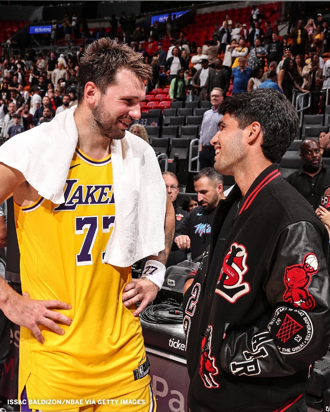 著名网球运动员阿尔卡拉斯今天也来现场见证了东契奇的神勇表现nba