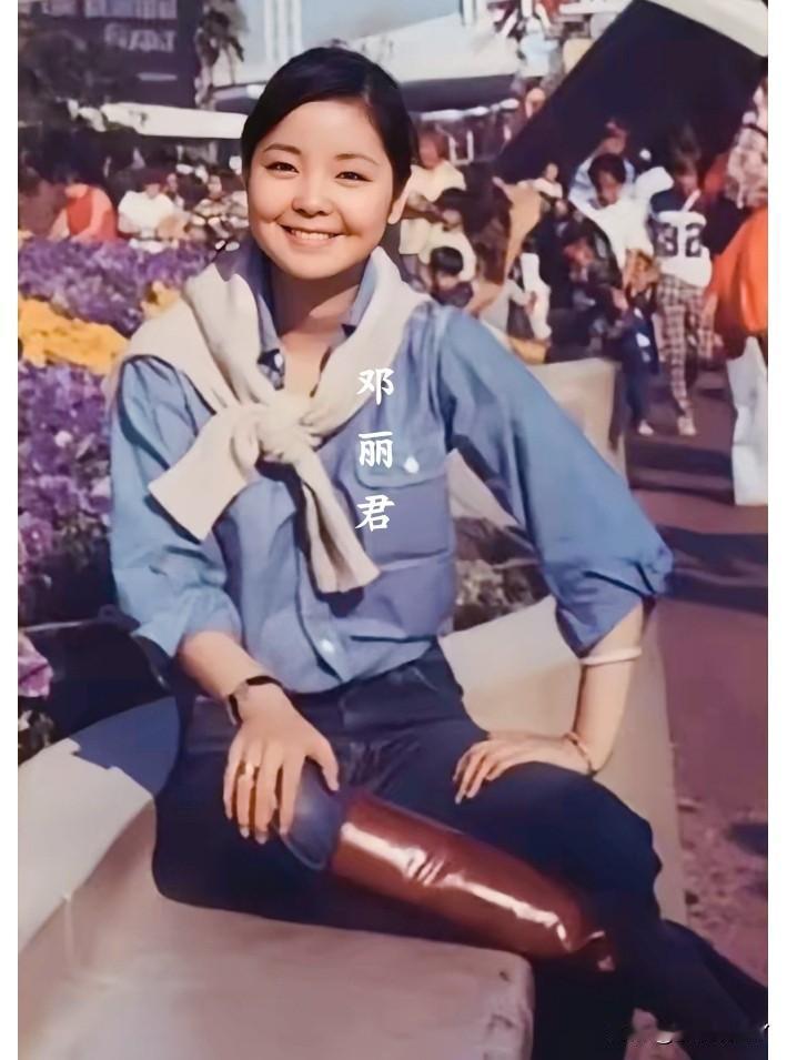 一九七八年，二十五岁的邓丽君在街边的珍贵留影。她长相不算惊艳，却很有气质，穿搭非