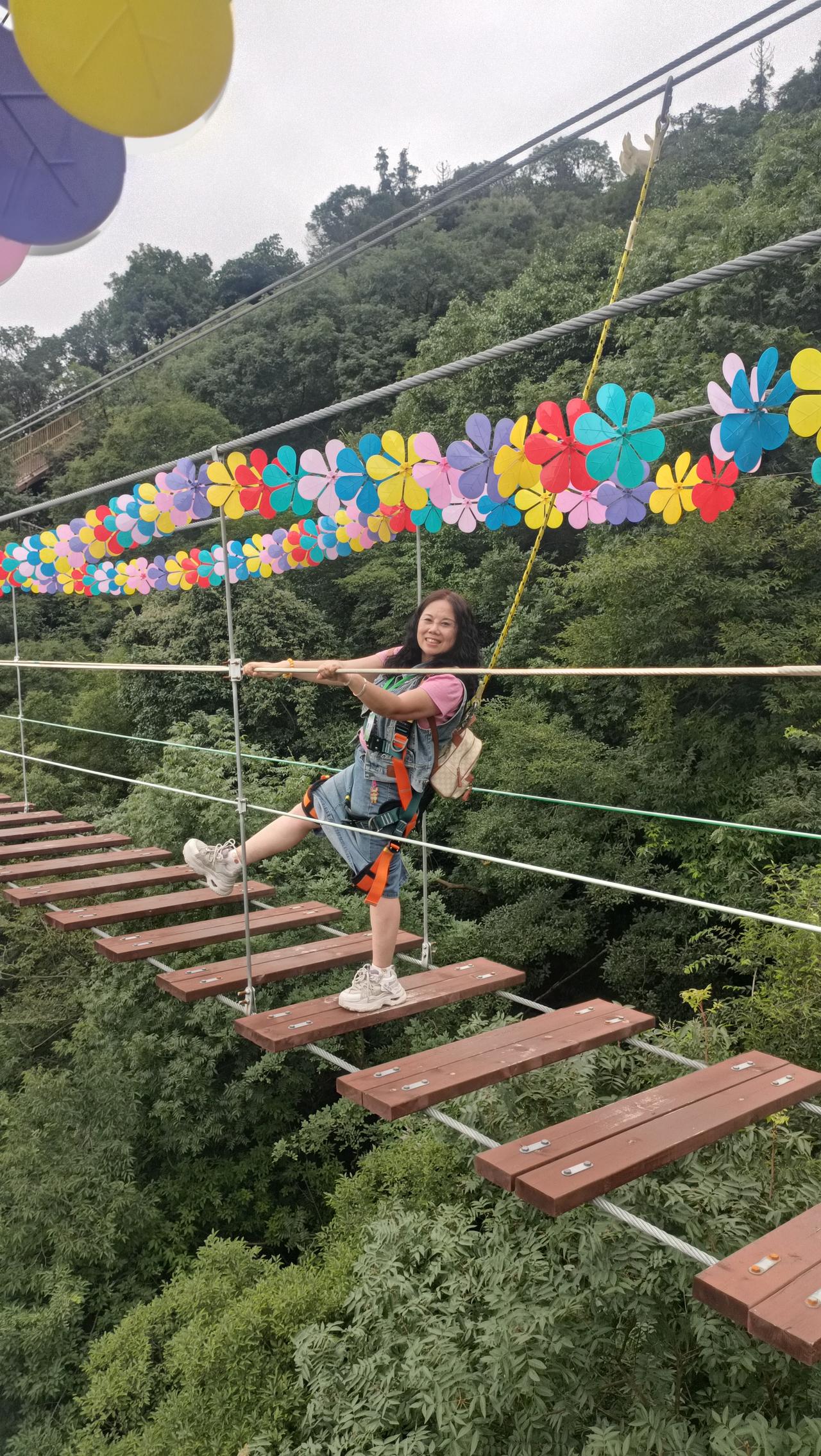 今天到鹿角峰，带三位美女体验步步惊心，她们真是胆子大，居然一点都不害怕。鹿角峰游