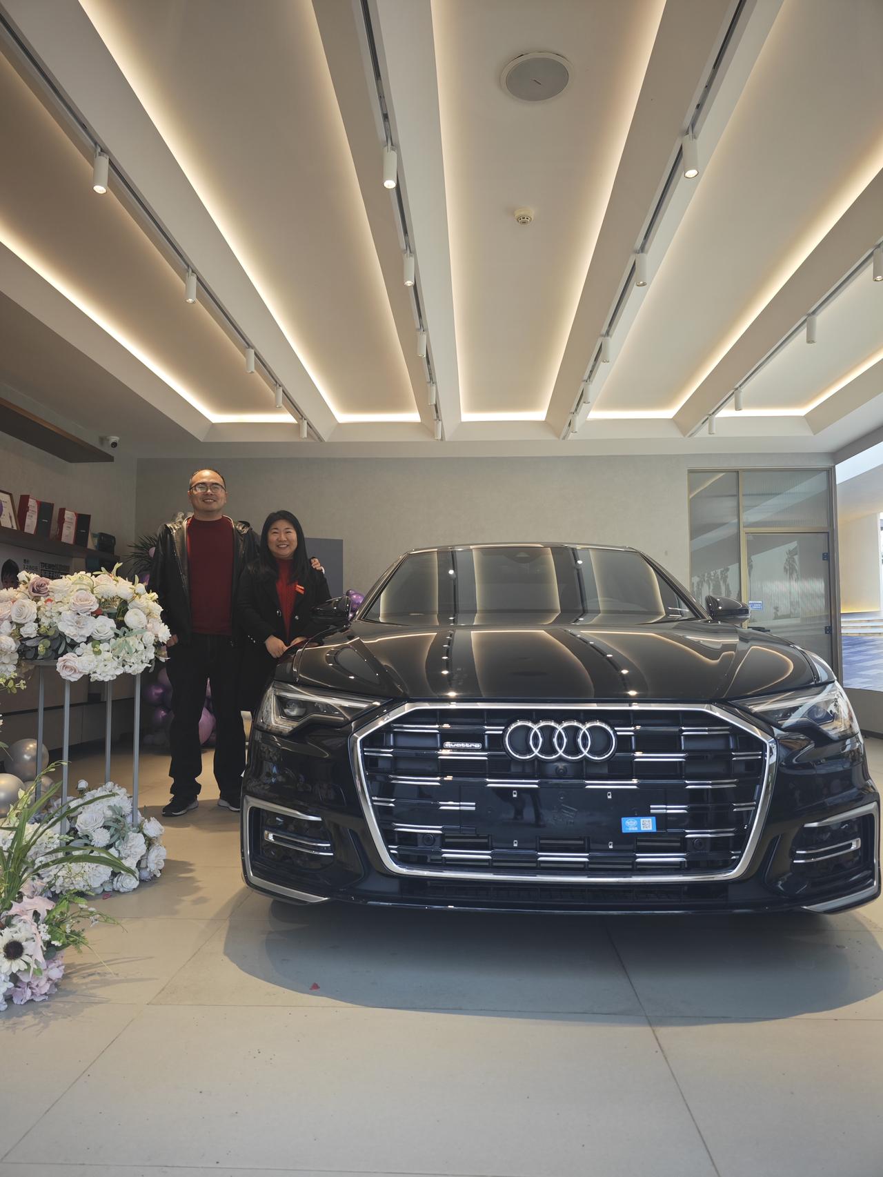 回想起当时提车，从交上定金开始，就开始期待中，第一次看到定好的车，简单的看了一下